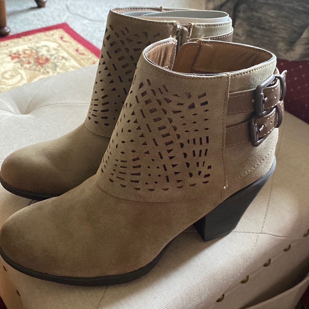 Ladies boots size 6 medium